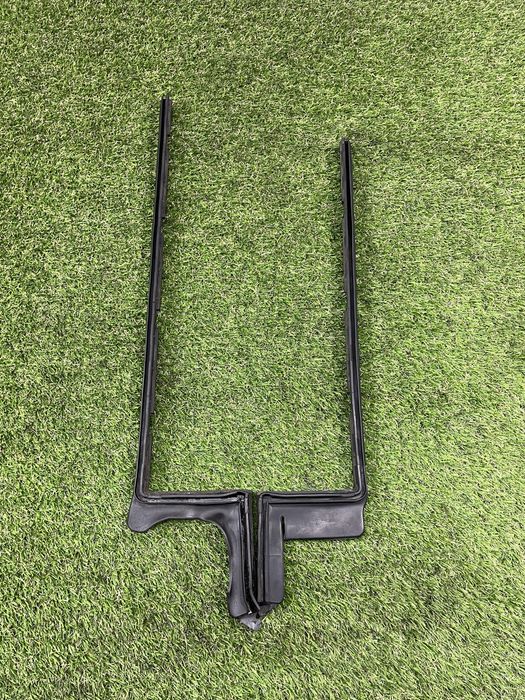 Резинки декоративної кришки двигуна L/R  М62Ту Bmw Land Rover 1747649/1440172