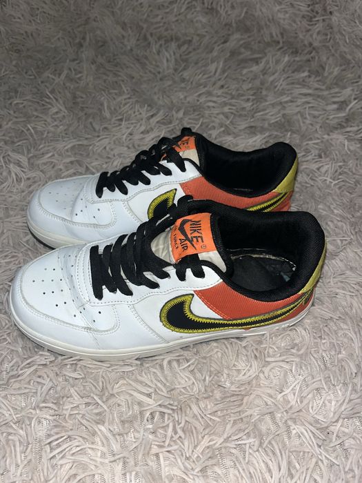 Nike Air Force 1 '07 LV8 на них е пляма на фото також заломи