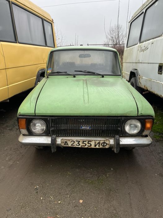 Машина москвич зелений