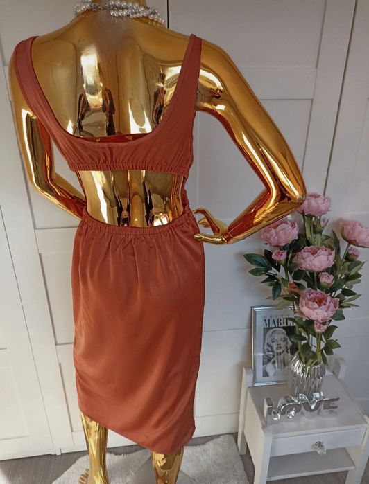 Nowa satynowa sukienka Karmel z wycięciem w talii R. M/L