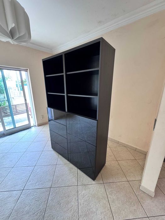 Combinação IKEA de armário e estante preta