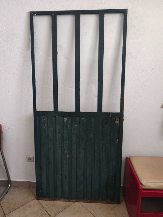 Porta em ferro verde