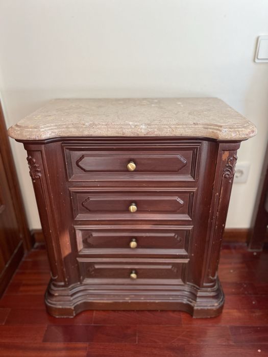 Conjunto de quarto em madeira maciça e tampas de mármore