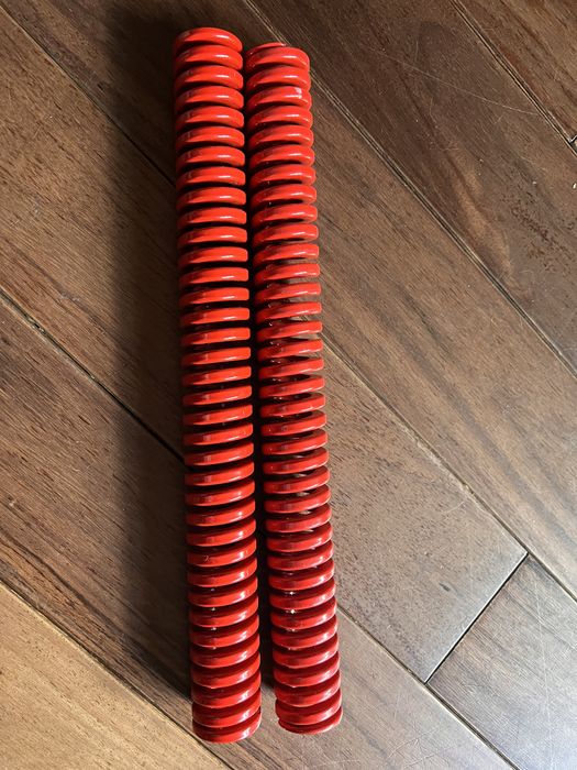 Sprężyna tłocznikowa czerwona ISO10243