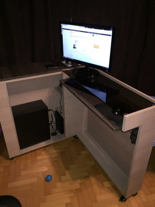 Biurko na komputer stacjonarny. Mobilne.