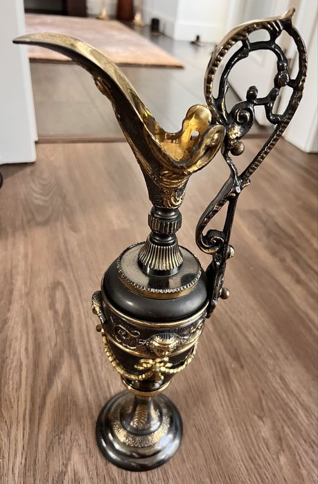 Linda jarra bronze.