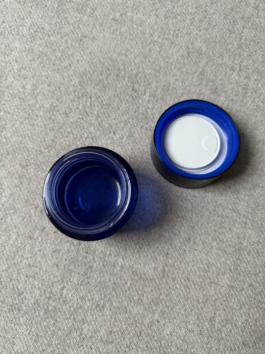 Kobaltowy pojemnik po kremie Guerlain