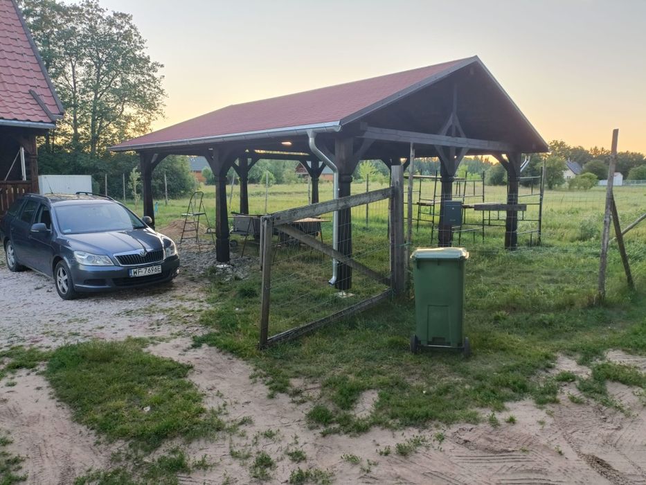 Konstrukcja Wiata na auta carport zdobiona lub gładka