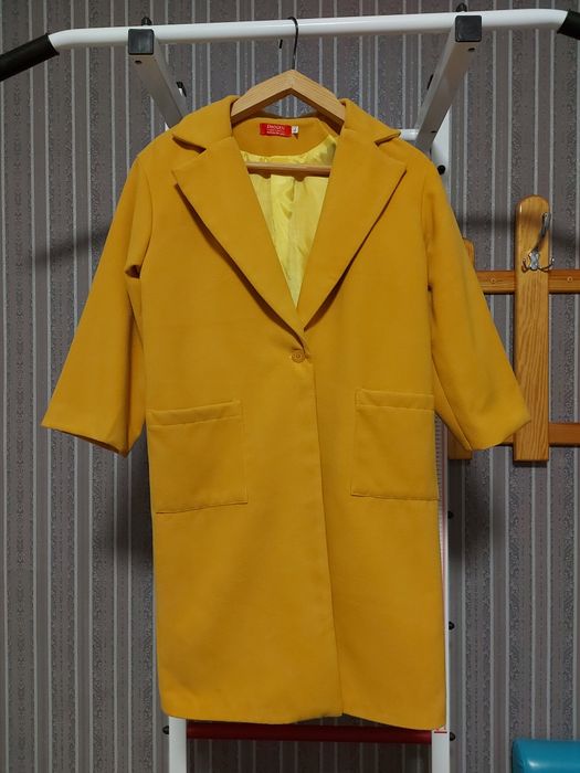 Женское пальто горчично-желтого цвета