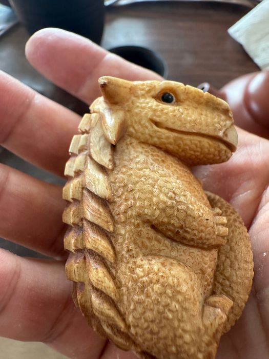 Dinossauros esculpidos em chifres de veado