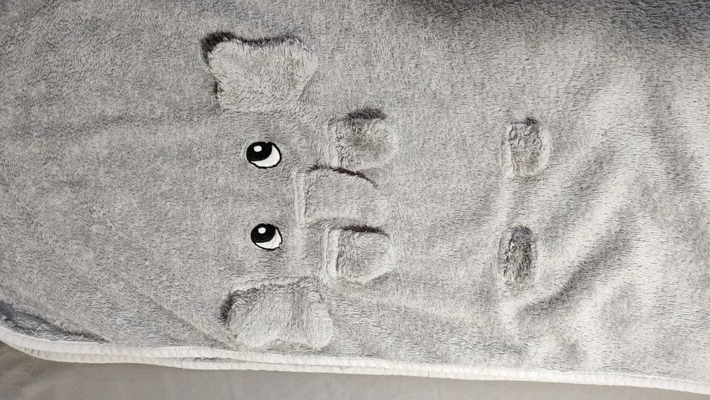 Kocyk z odstającym słonikiem