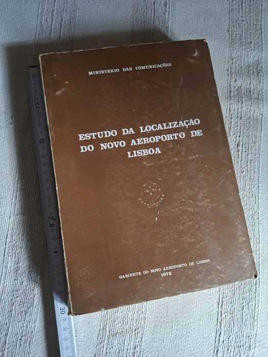 Grande livro estudo para localizar aeroporto de Lisboa em 1972