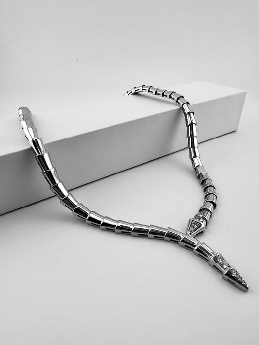 Золотоє кольє в білому кольорі