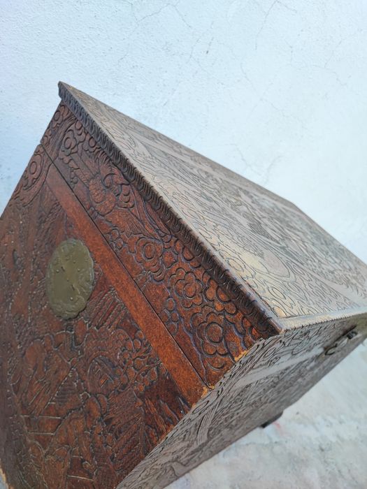 Arca em madeira maciça