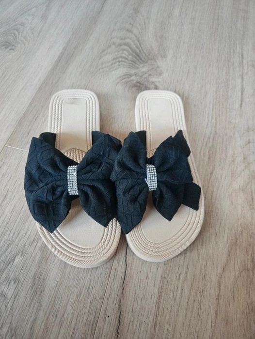 Nowe lekkie klapki z kokardką 39