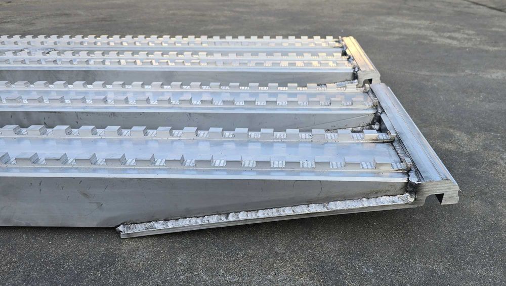 Najazdy aluminiowe PROFESSIONAL 4000x380x120mm mocowanie dolne 7 ton