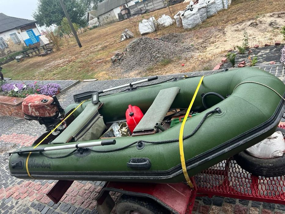 Лодка з мотором і лафетом