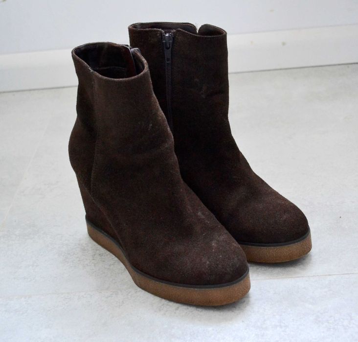 Zamszowe botki na koturnach Lasocki