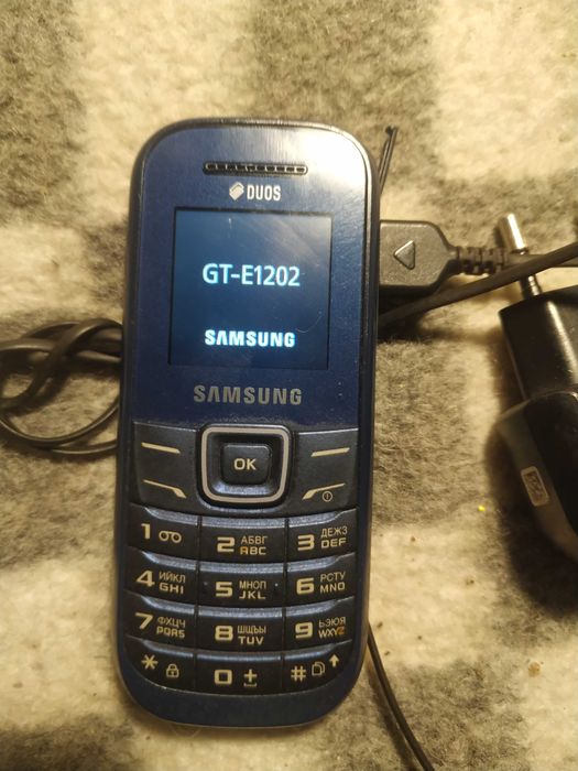 Samsung gt-e1202 телефон кнопочний + зарядка