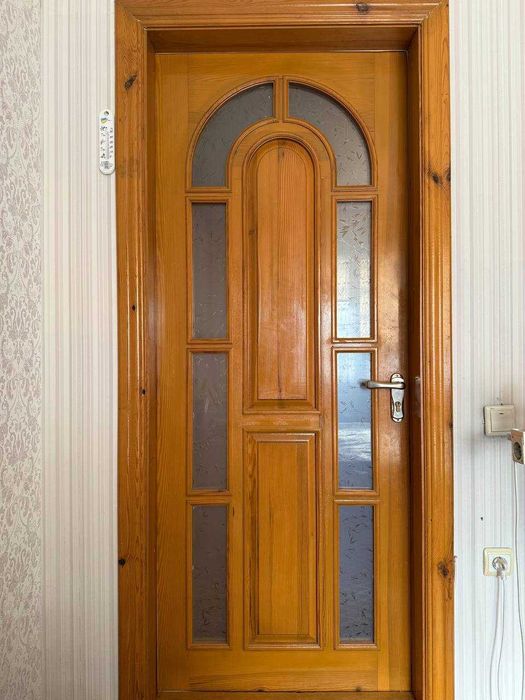 Двері з натурального дерева