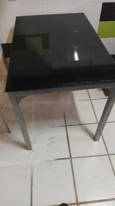 Mesa com tampo de vidro