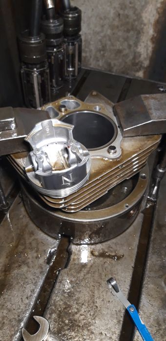 Розточка з хонінгуванням циліндрів всіх видів.