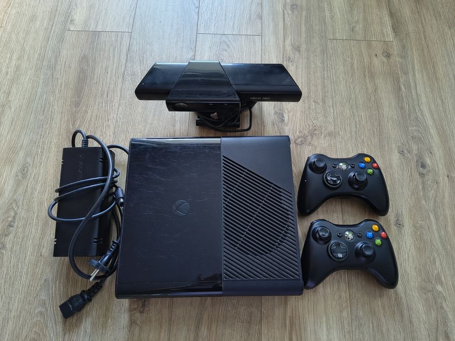 Konsola Xbox 360 + 2 pady + kinect