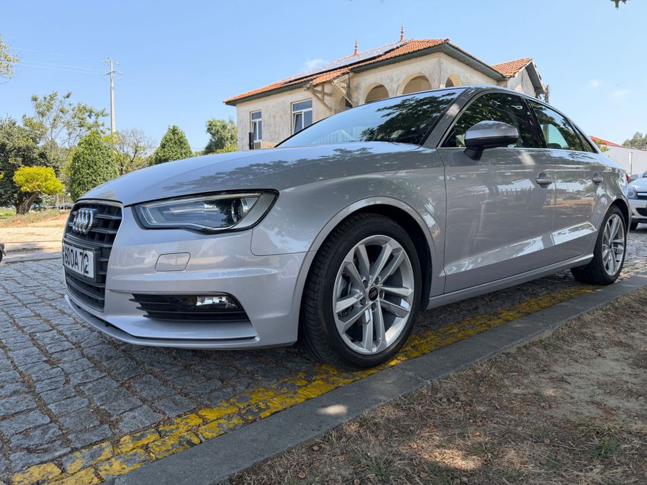 Um automovel audi
