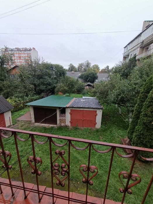 Продаж будинку з земельною ділянкою в центрі