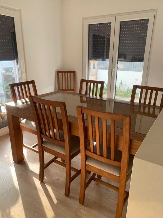 Mesa e 6 Cadeiras em Madeira Verdadeira