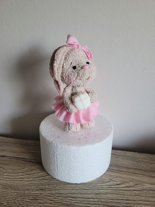 Króliczek z masy cukrowej królik figurka na tort dekoracja tortu