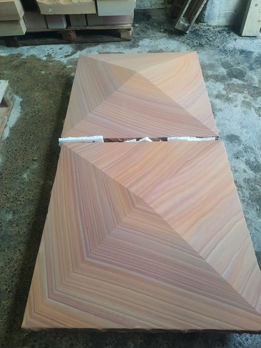 Daszki, nakrywy z piaskowca na ogrodzenie