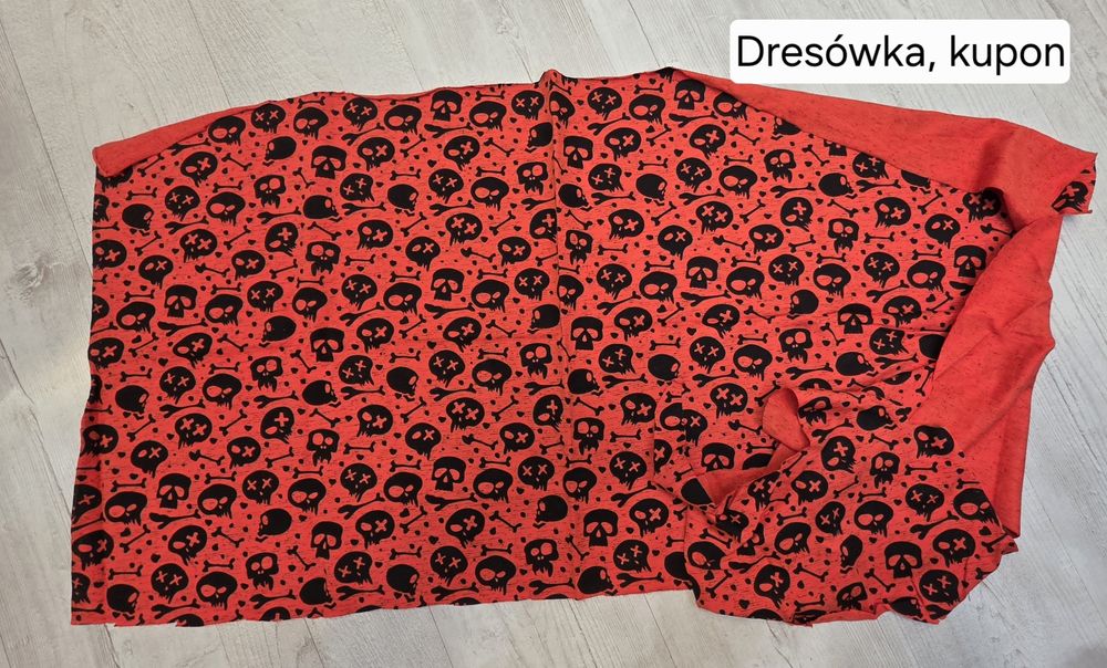 Dresówka, materiał  do szycia. Czaszki na pomarańczowym kupon.