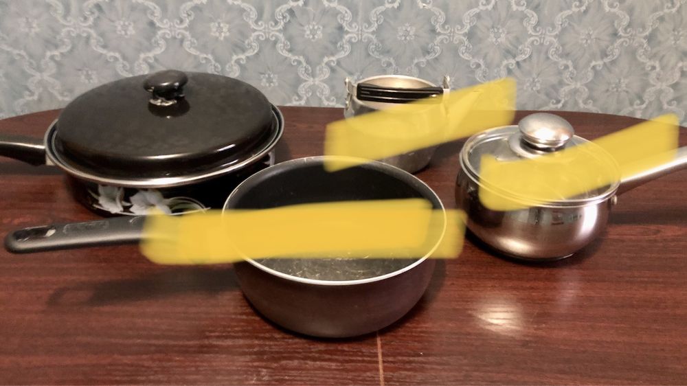 Сковорідки, кастрюлі, гусятниці