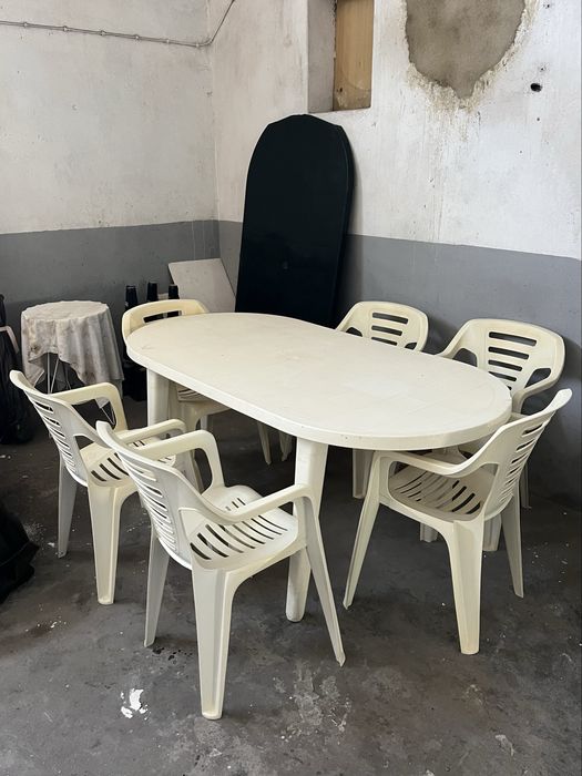 Conjunto mesa e cadeiras