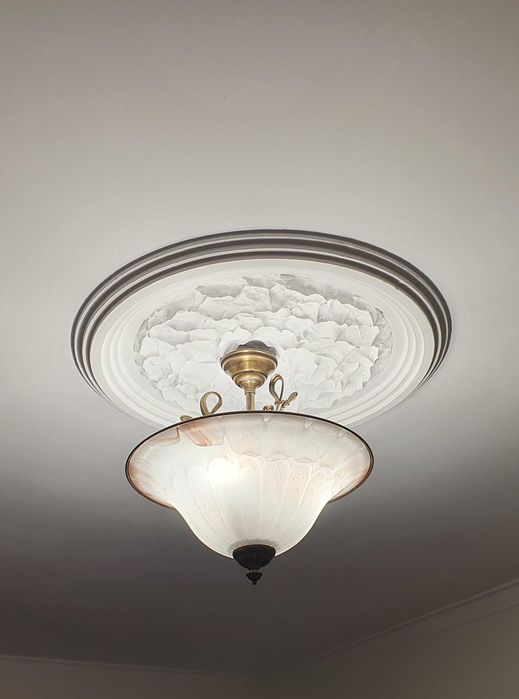 Belíssimo Candeeiro de teto em bronze e vidro em forma de flor