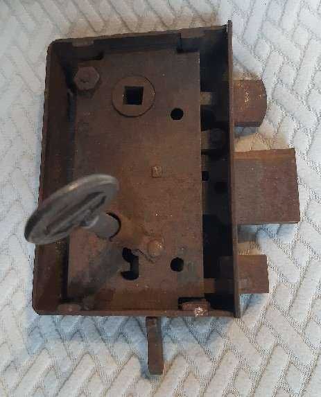 Zamek skrzynkowy puszkowy z kluczem