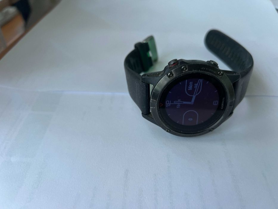 Vendo Garmin Fenix 5 – relógio desportivo robusto e fiável.