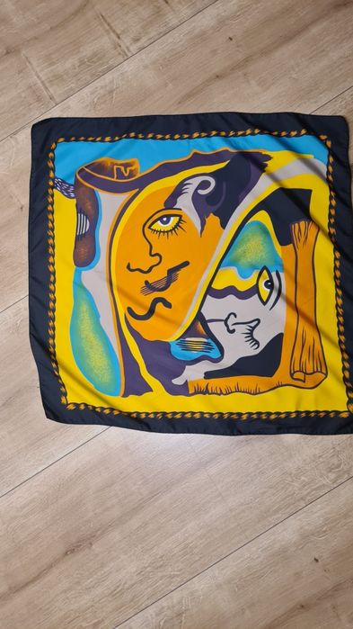 Chusta w stylu Salvador Dali.  Twarz. Wąs.