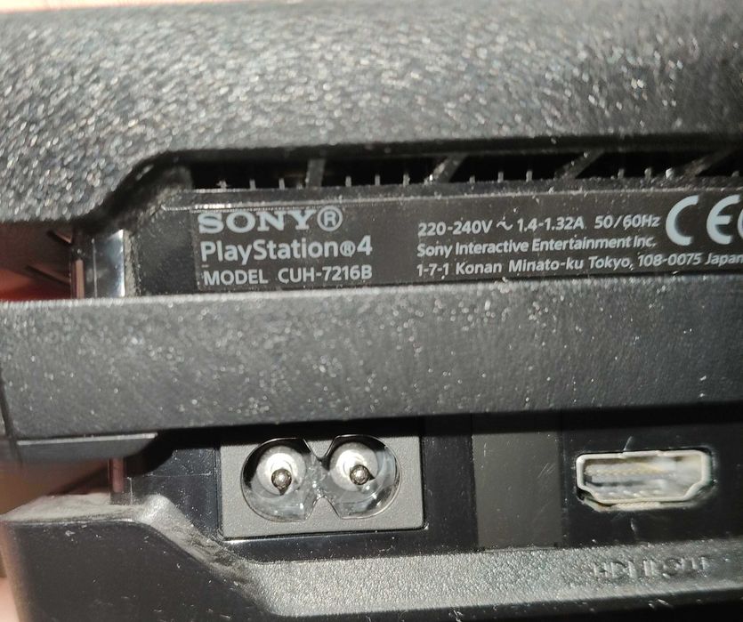 PlayStation 4 Pro 1TB CUH-7216B + 2 pady + God of War | komplet kabli