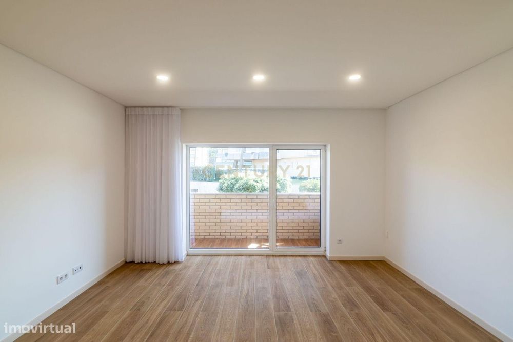 Apartamento T1 Remodelado e Mobilado no Primeiro Andar, Praia da Madal