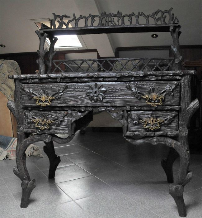 Secretaria, madeira trabalhada, Há mais 150 anos na família