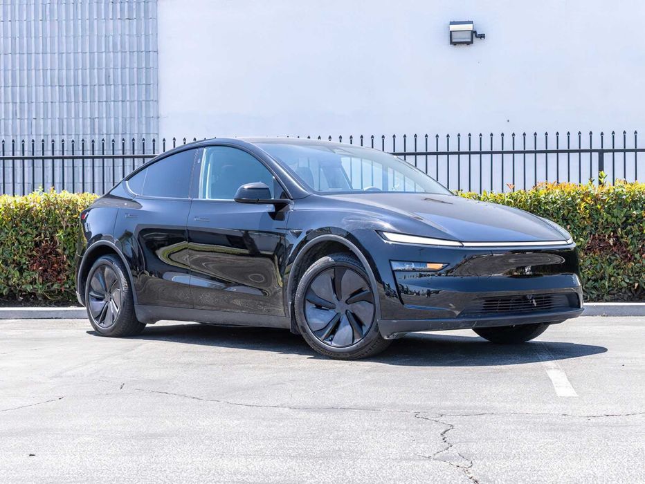 Tesla Model Y Long Range      2026