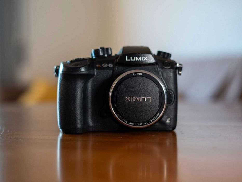 Panasonic Lumix GH5 + Lente 20mm f/1.7 + Acessórios