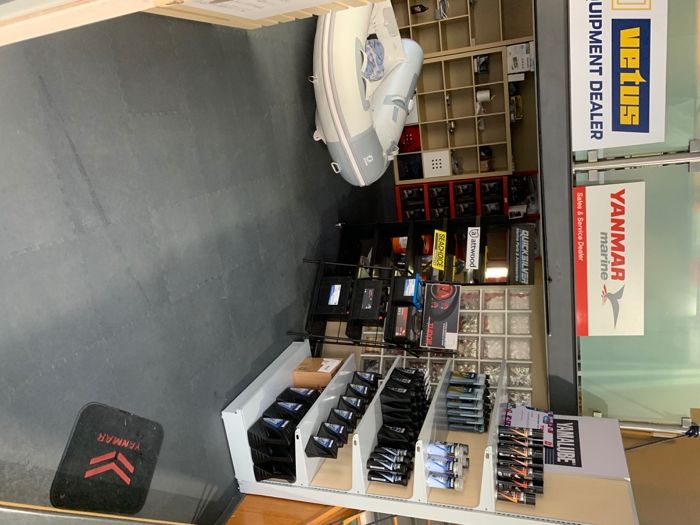 Pavimentos em PVC com encaixes puzzle pretos ou cinzentos