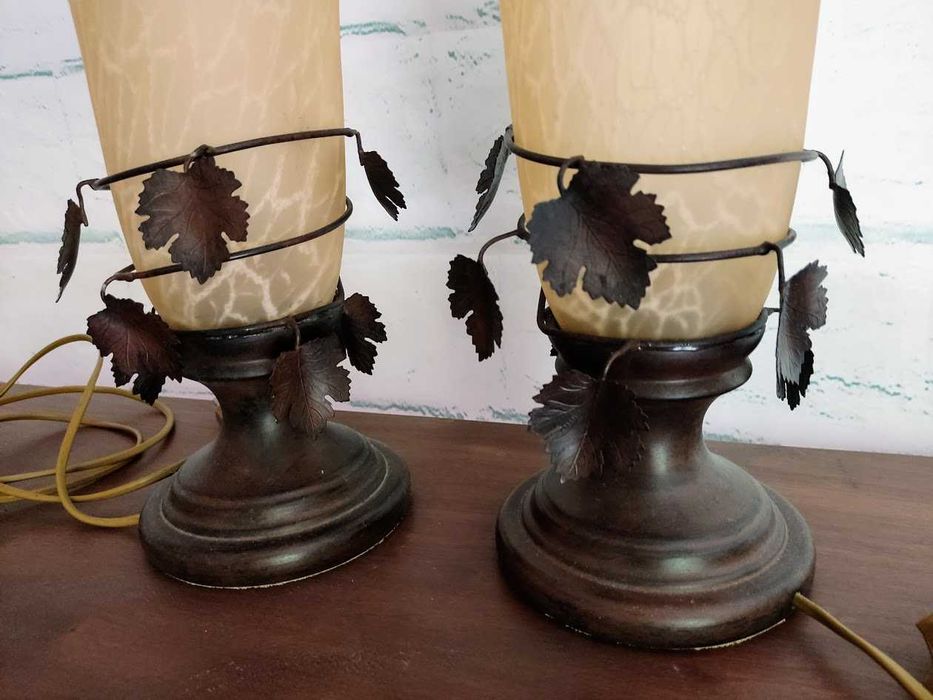 Lindíssimo par de candeeiros em vidro e adorno metal