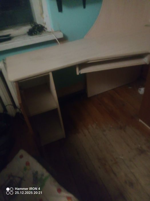 Продам двух яросную кровать со столом,шкафом и множеством полочек.