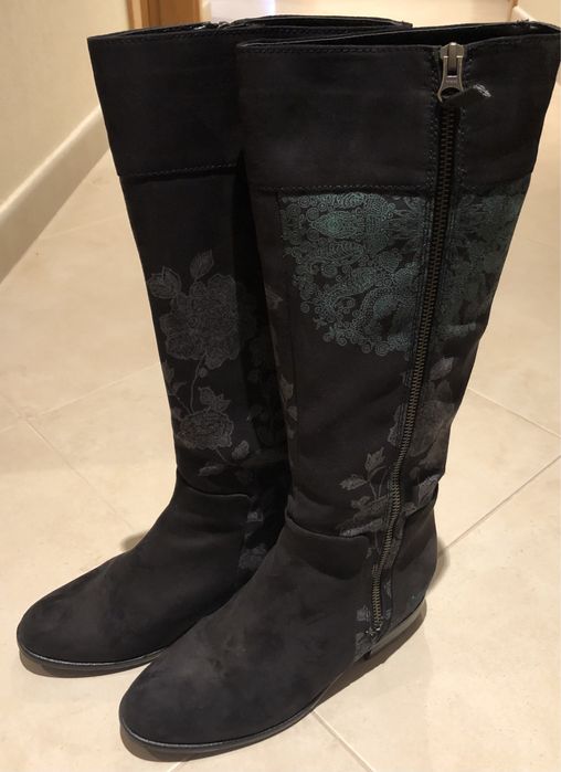 Botas Desigual- camurça castanha com apontamentos florais