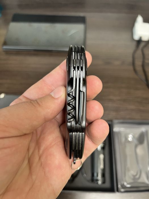 Подарунковий набір ( фонарік і швейцарський ніж )