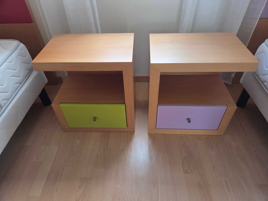 Duas mesinhas de cabeceira